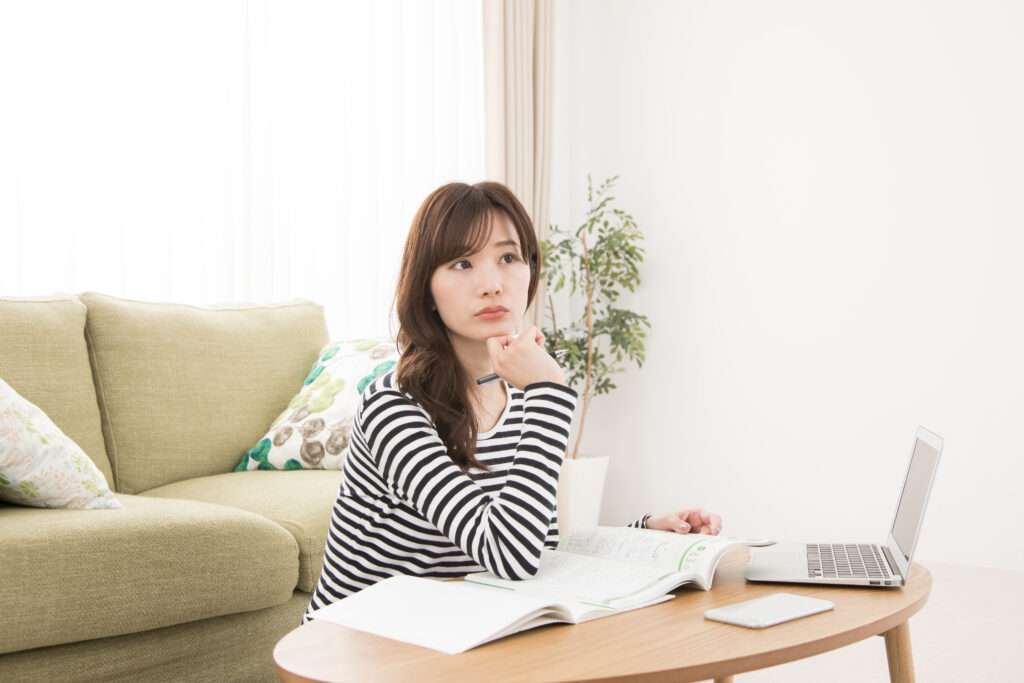 女性　勉強　資格　試験