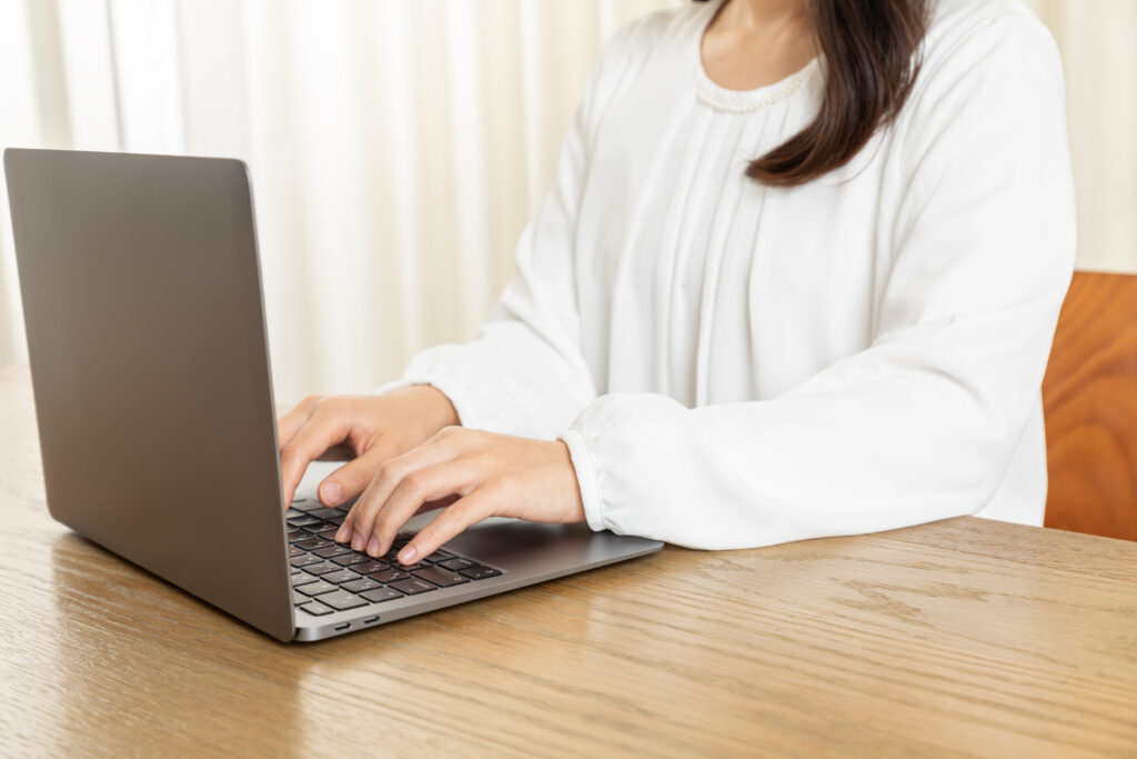 在宅にてPC作業をする女性