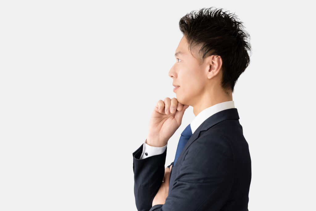 真剣な表情で考える男性ビジネスマン