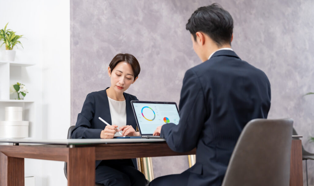 仕事をする二人のビジネスパーソン