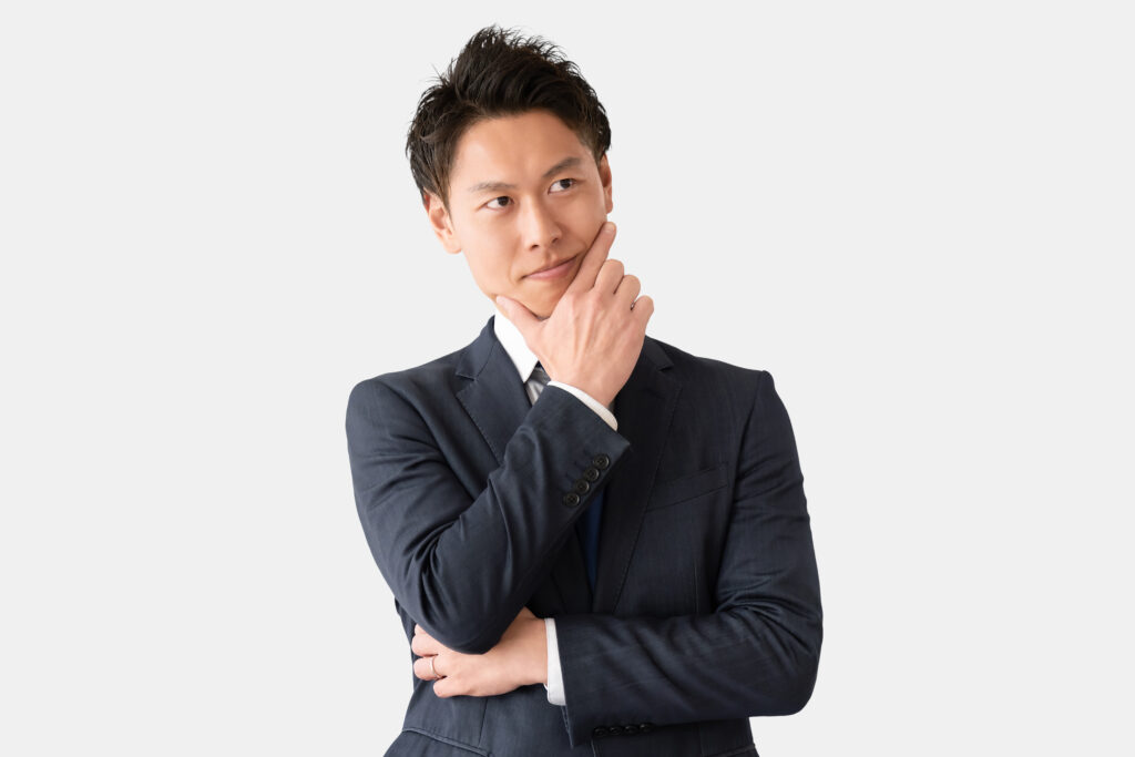 真剣な表情で考える男性ビジネスマン