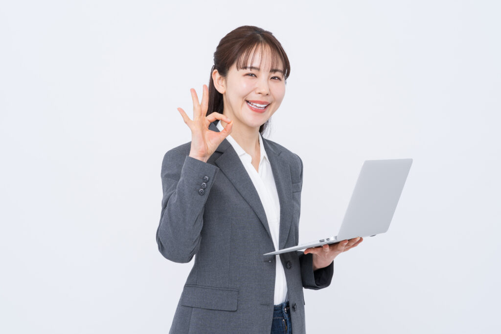 提案するビジネスパーソンの女性。