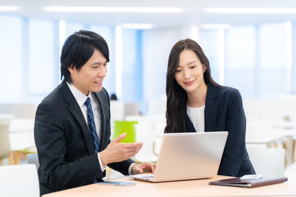 会議をする男女のビジネスマン