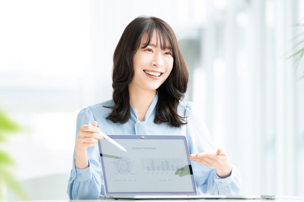 笑顔でビジネスをする女性