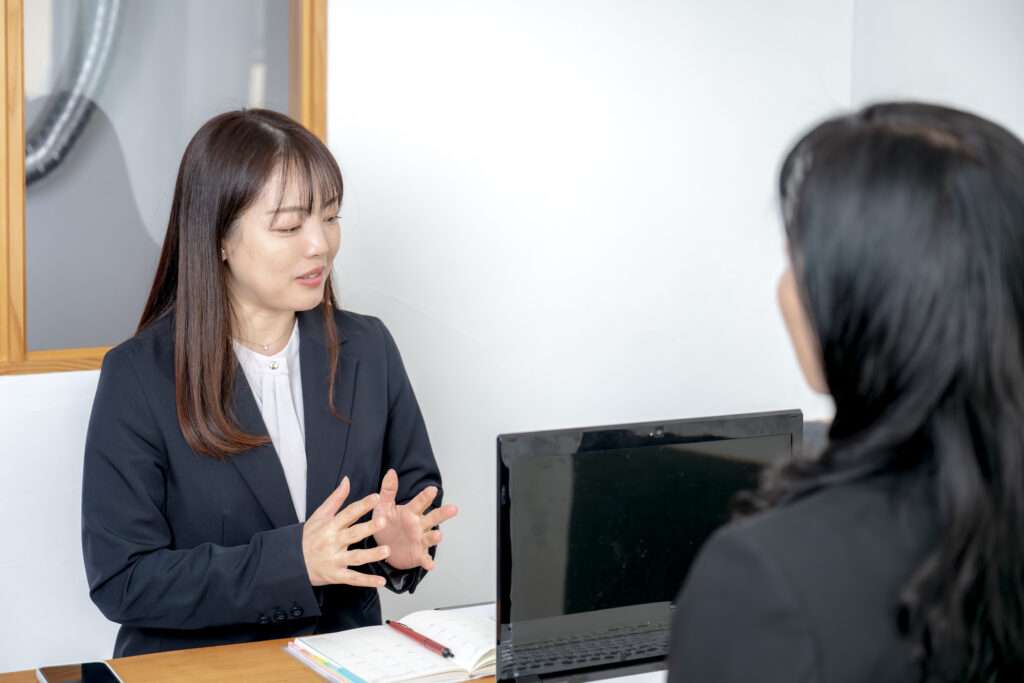 説明するビジネスウーマン