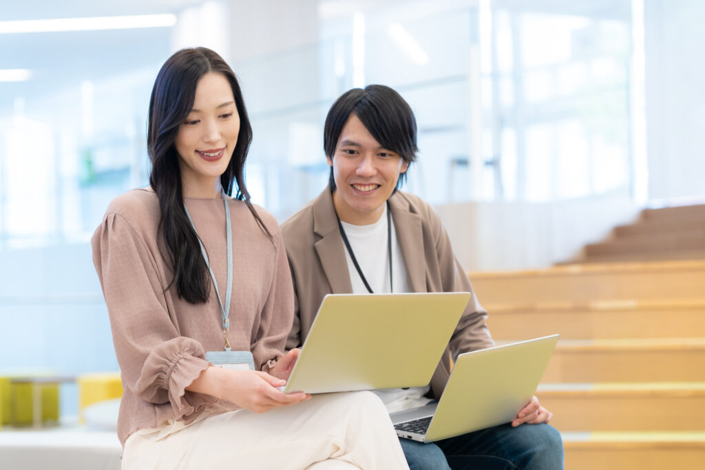 会議をする男女のビジネスマン