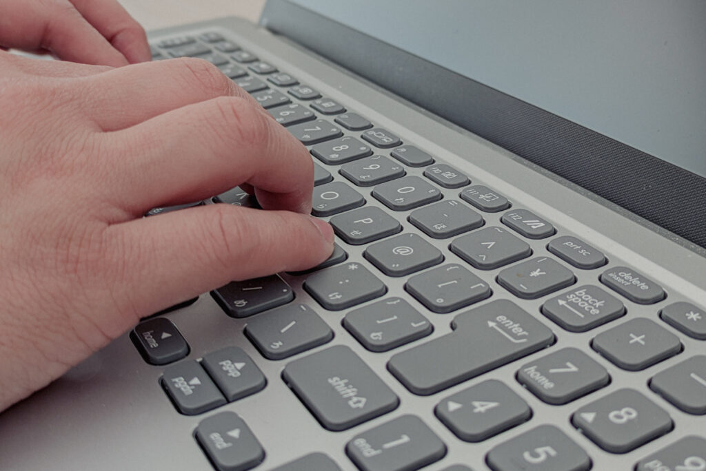 キーボードを打つ手元