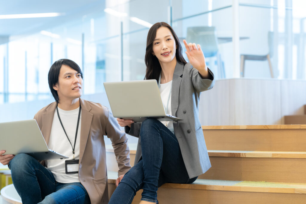 会議をする男女のビジネスマン