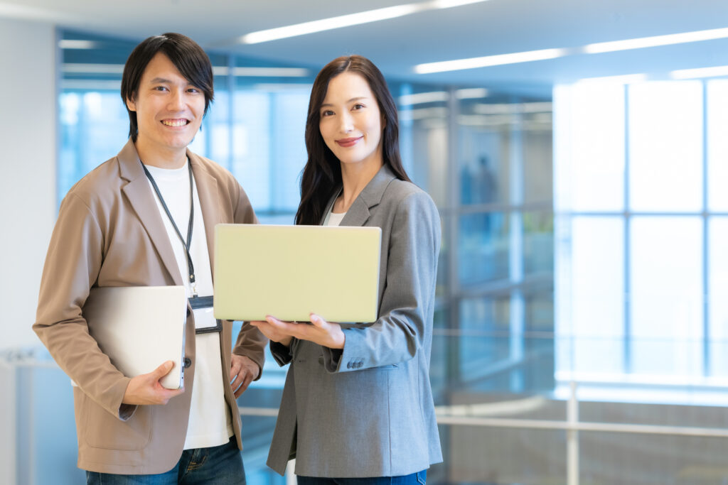 立ち話をする男女のビジネスマン