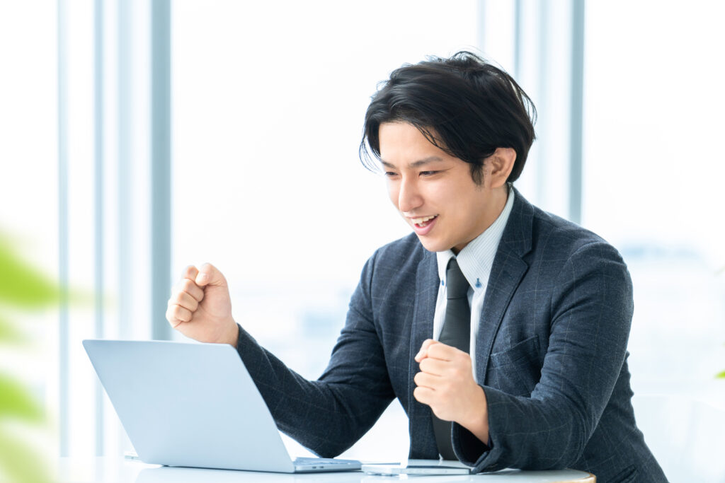 ガッツポーズをする笑顔の男性