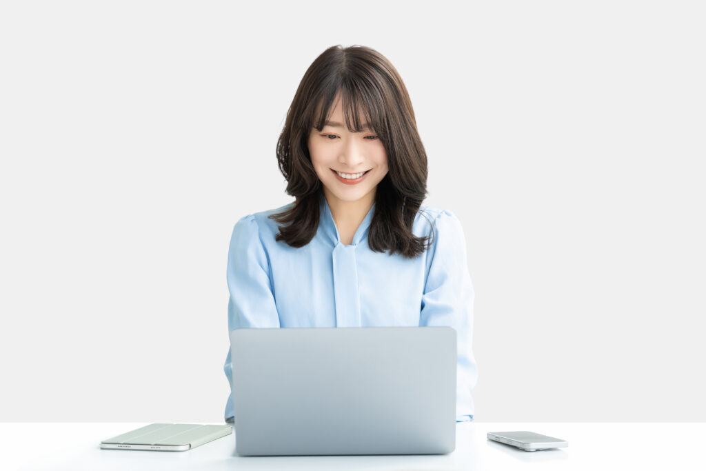 デスクワークをする女性・ビジネスウーマン