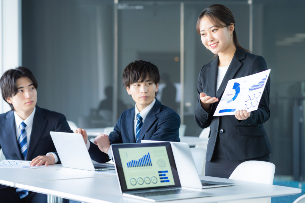 打ち合わせする若いビジネスマン