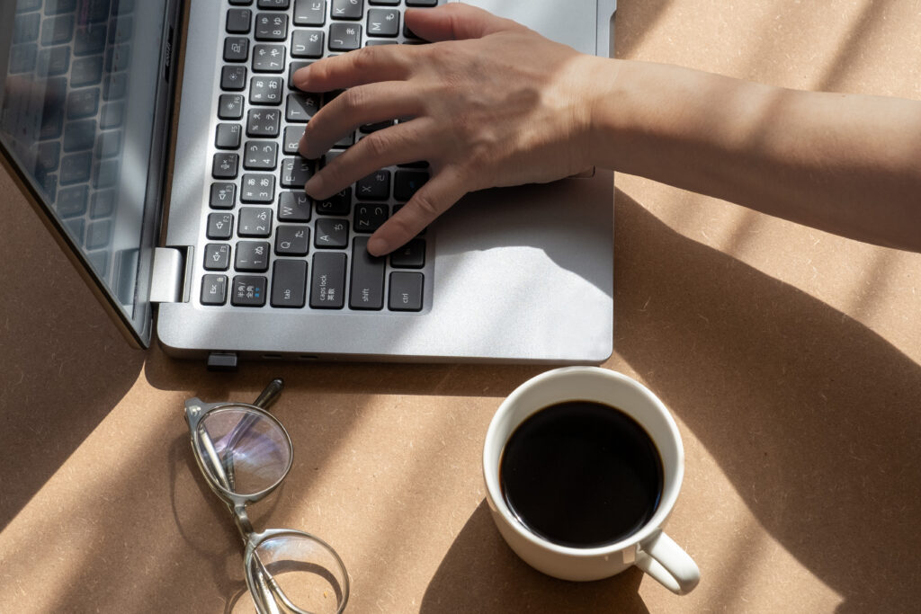 日差しの入るオフィスで仕事をする