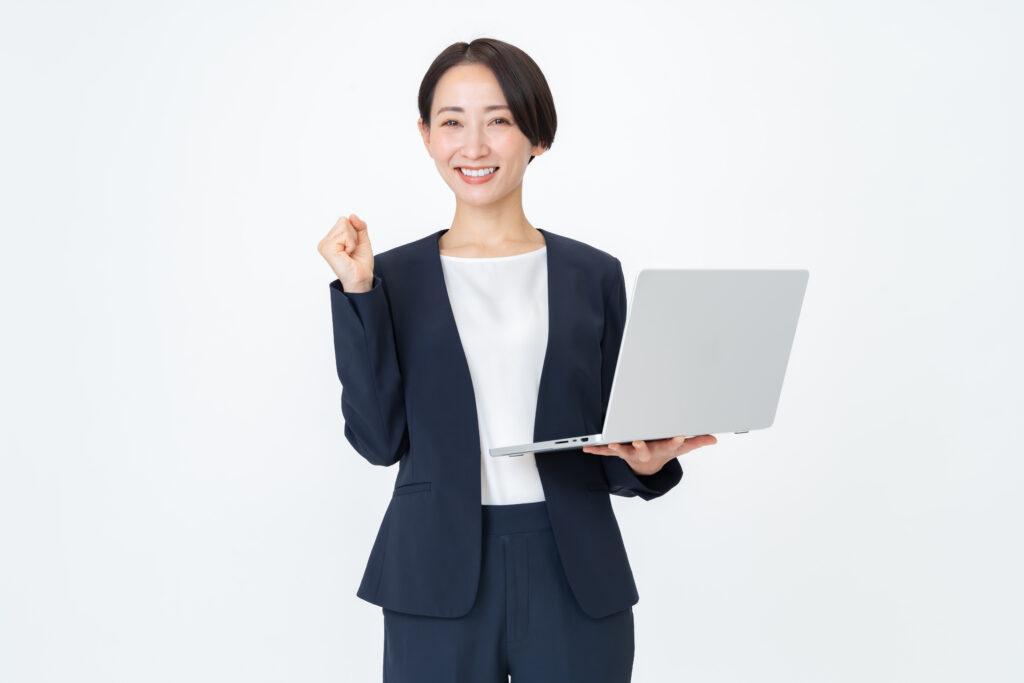 パソコンを持つスーツを着た女性