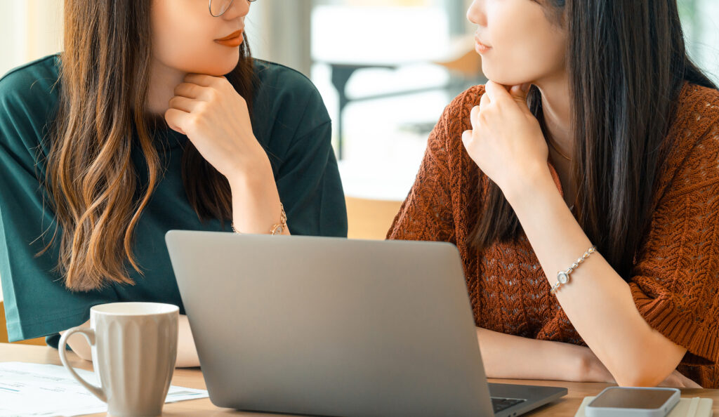 ミーティングをする2人のビジネスウーマン