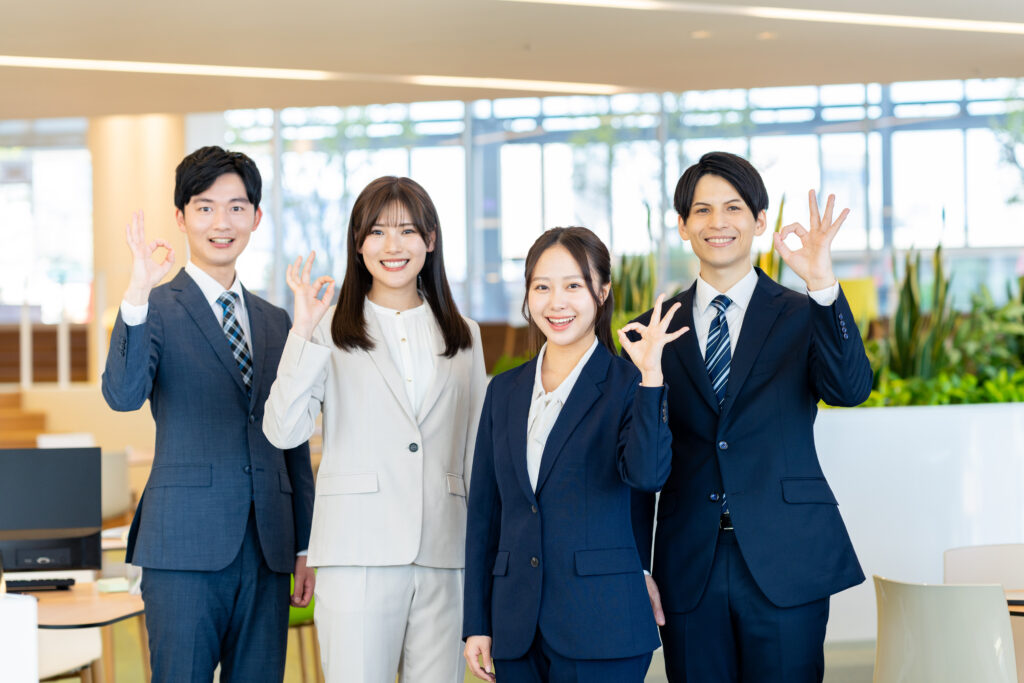 Okサインの若いビジネスマン