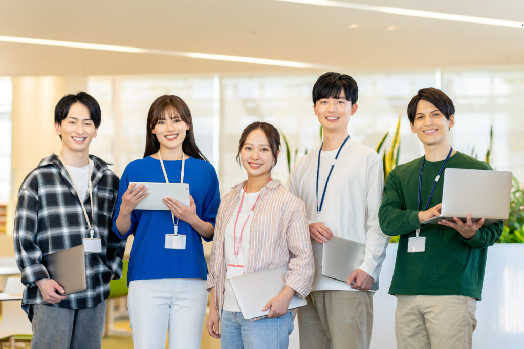 オフィスで働く若いエンジニアのスタッフ