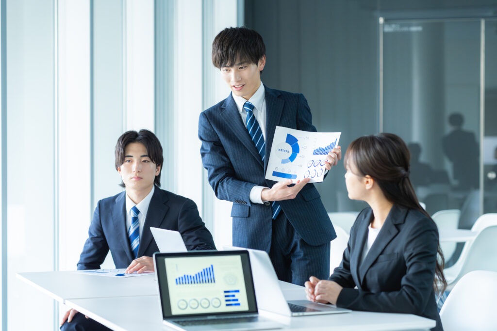 打ち合わせする若いビジネスマン
