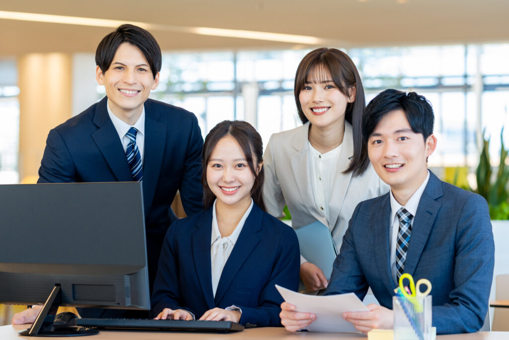 オフィスで働く若いビジネスマン