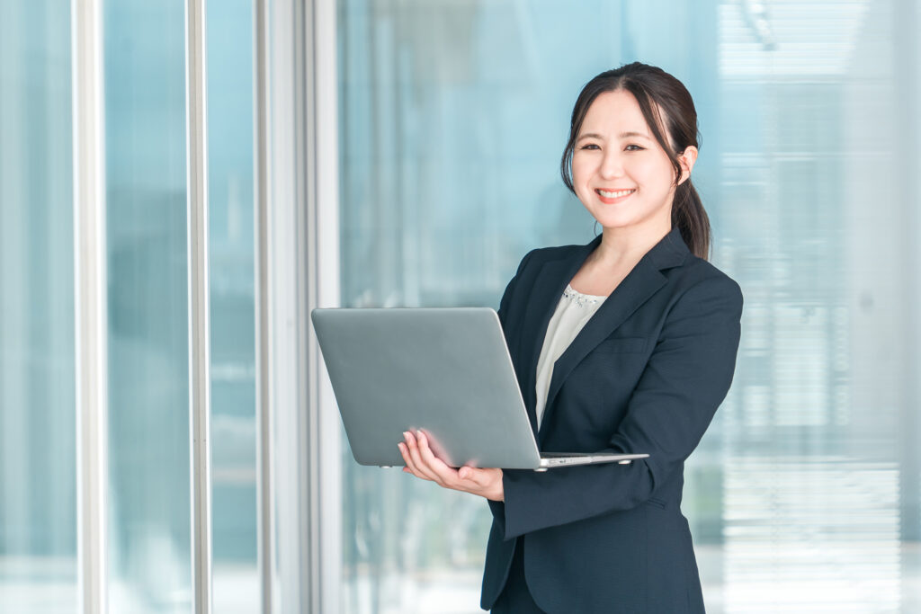 ノートパソコンを使うビジネスウーマン