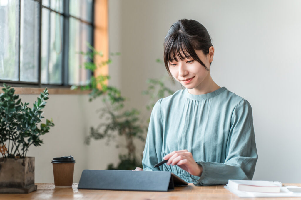 カフェでテレワーク・ノマドワークする女性