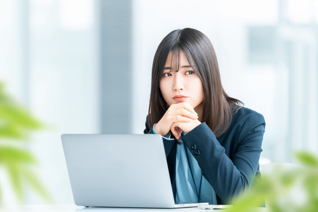 考えごとをする女性