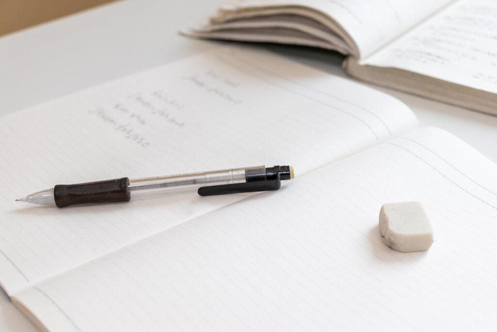 机の上のノートと筆記用具