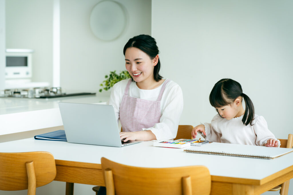 テレワークをする女性とその子供