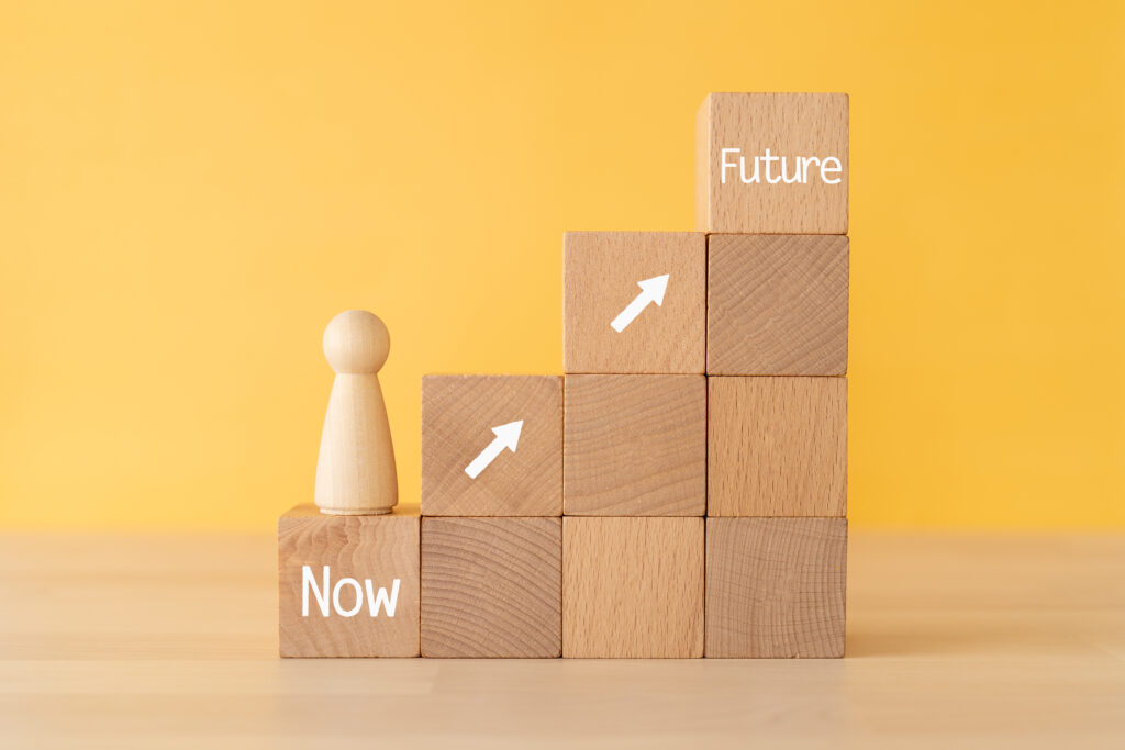 「Now」「Future」と書かれた積木