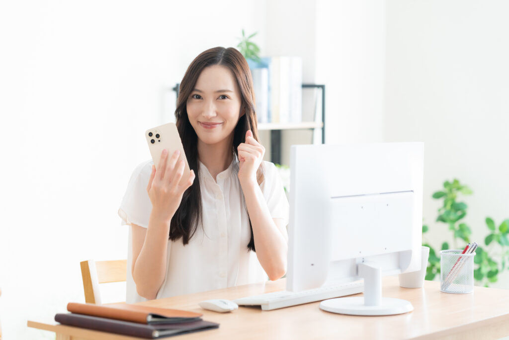 リビングでテレワークをする若い女性