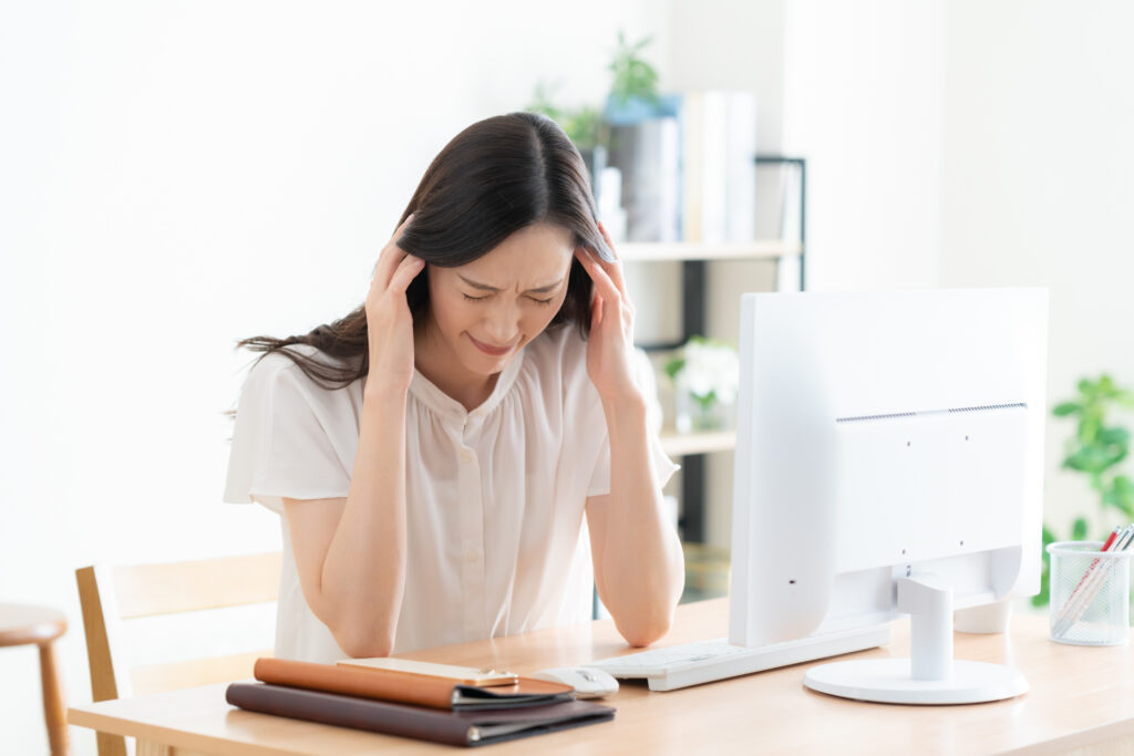 リビングでテレワークをする若い女性