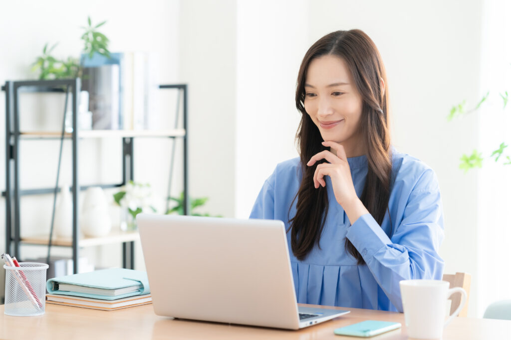 リビングでテレワークをする若い女性