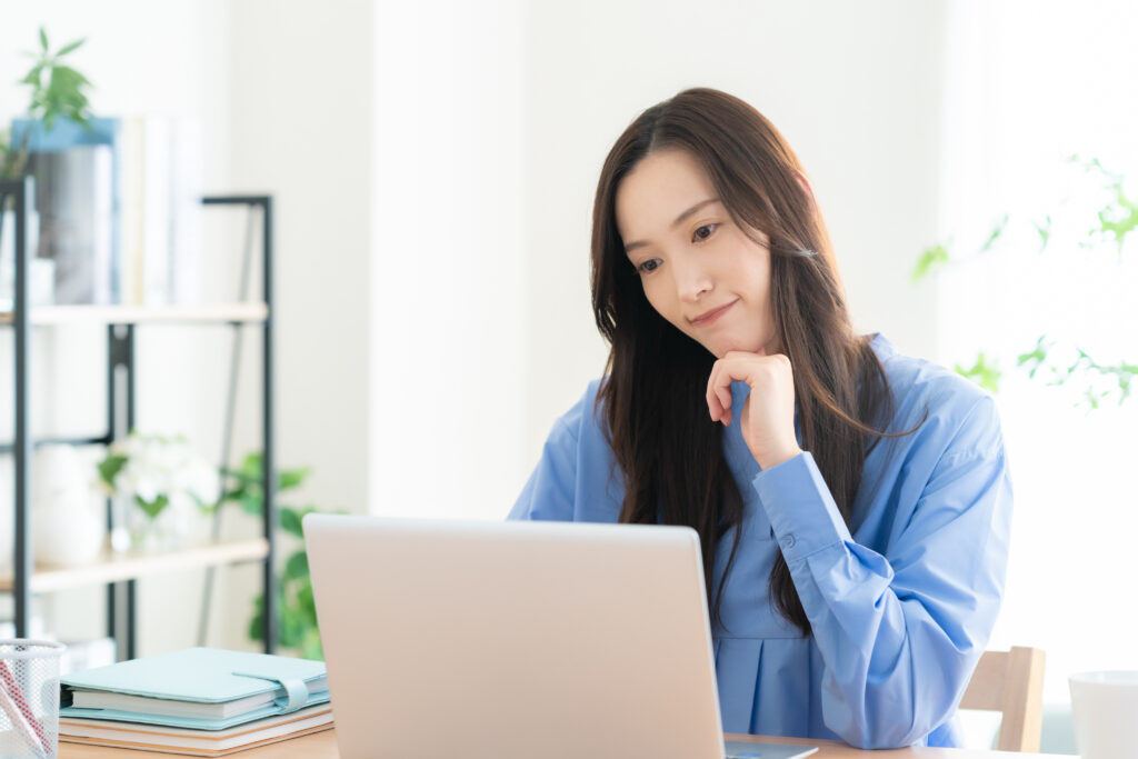 リビングでテレワークをする若い女性