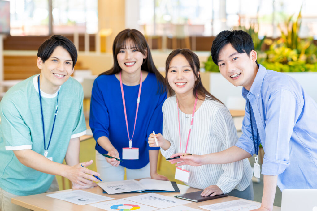 会議をする若いエンジニア