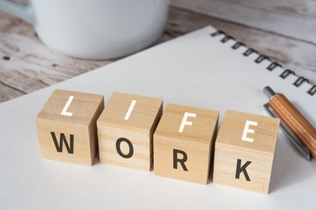 「WORK」「LIFE」の積み木とペン
