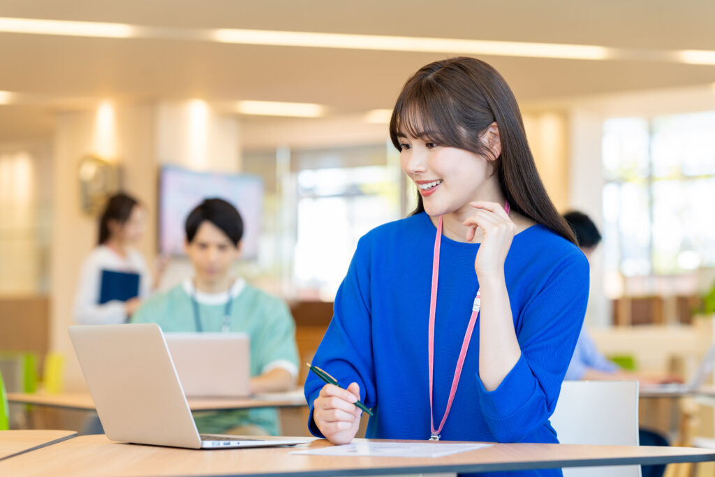 オフィスで働く若いビジネスウーマン