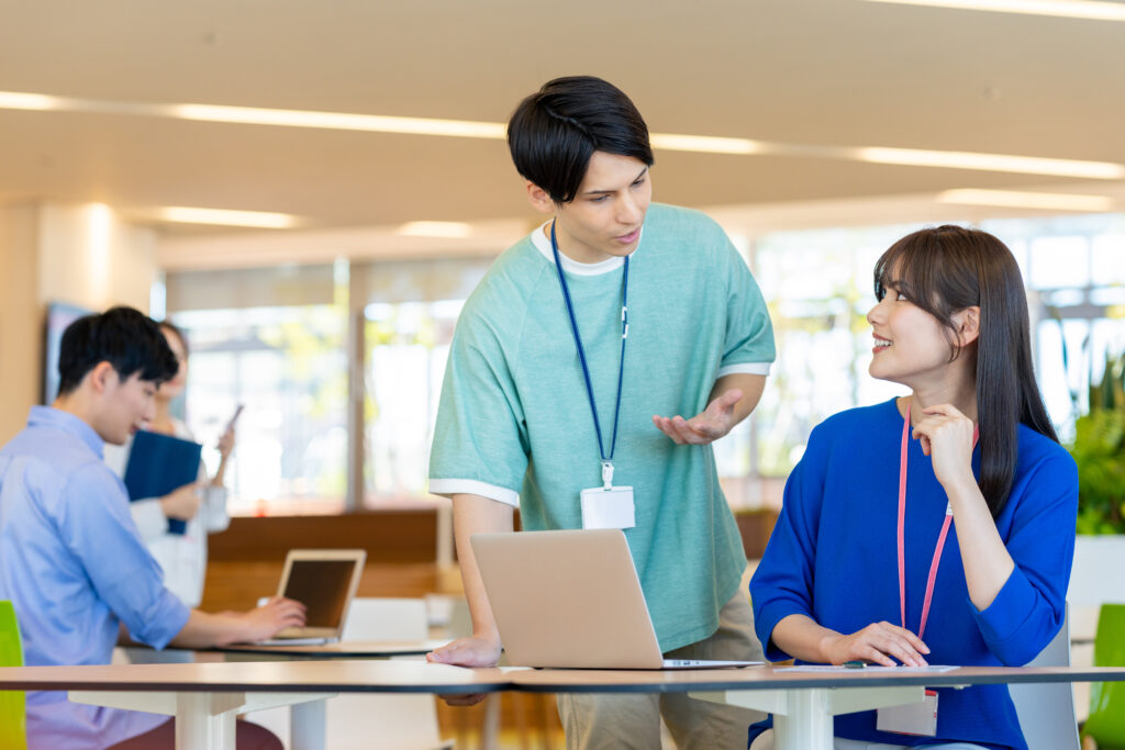 オフィスで働く若いエンジニア