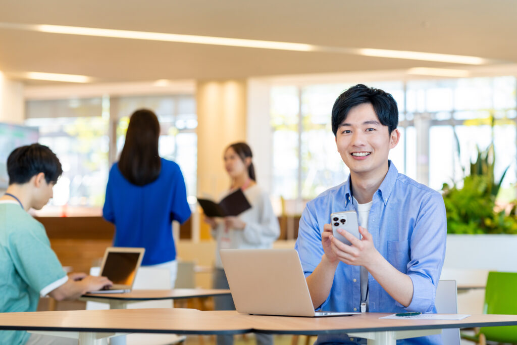スマホを使うエンジニア