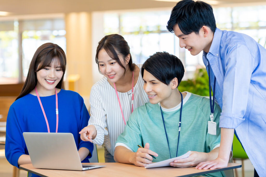 オフィスで働くビジネスマン