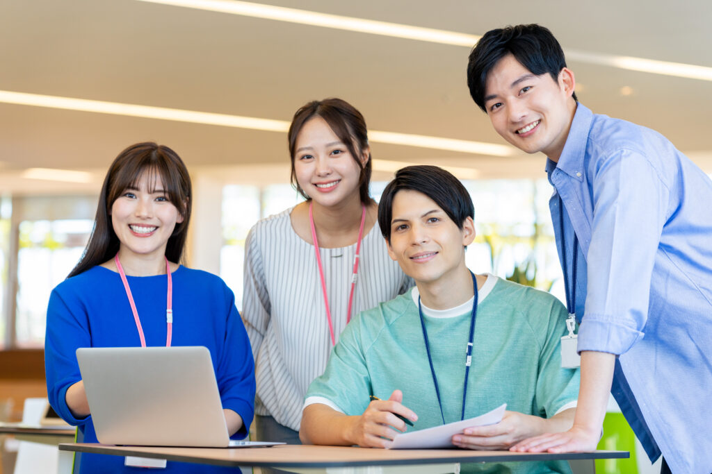 オフィスで働く若いエンジニア