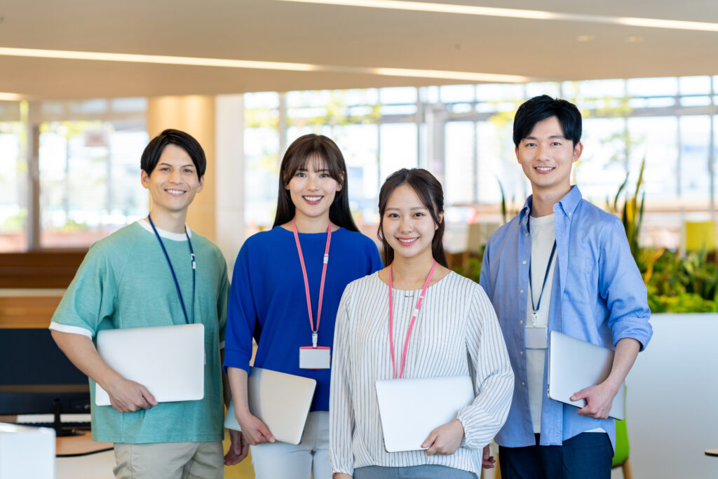 オフィスで働く若いエンジニア