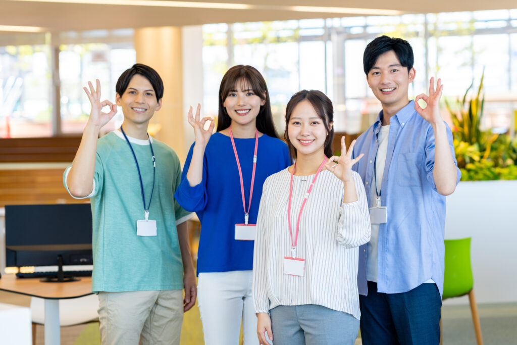 Okサインの若いエンジニア