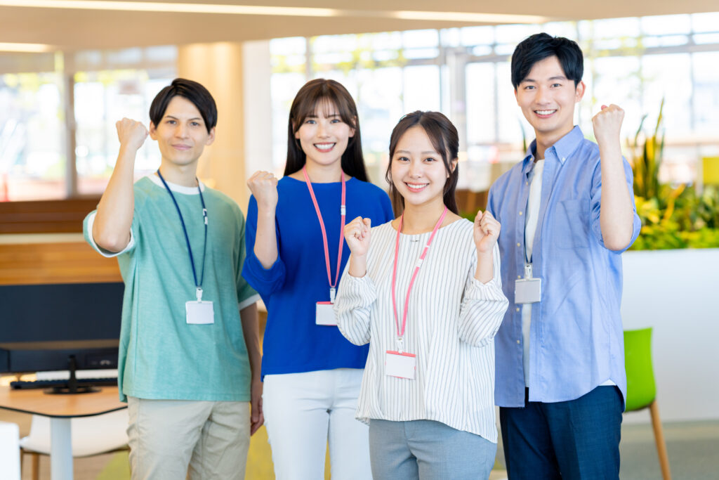 ガッツポーズをする若いエンジニア