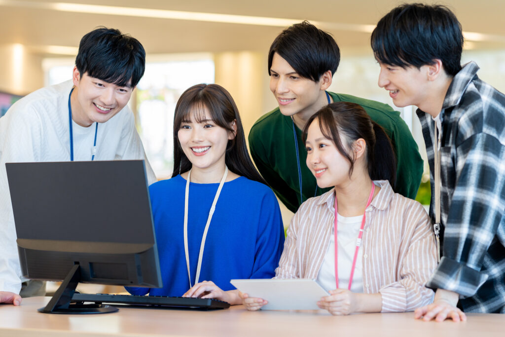 オフィスで働く若いエンジニア