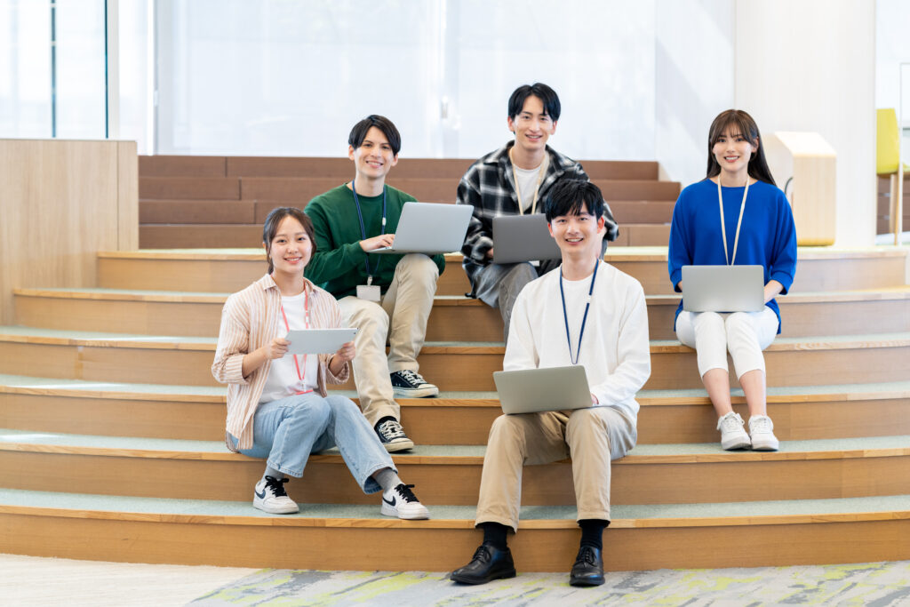 若いエンジニアのスタッフ