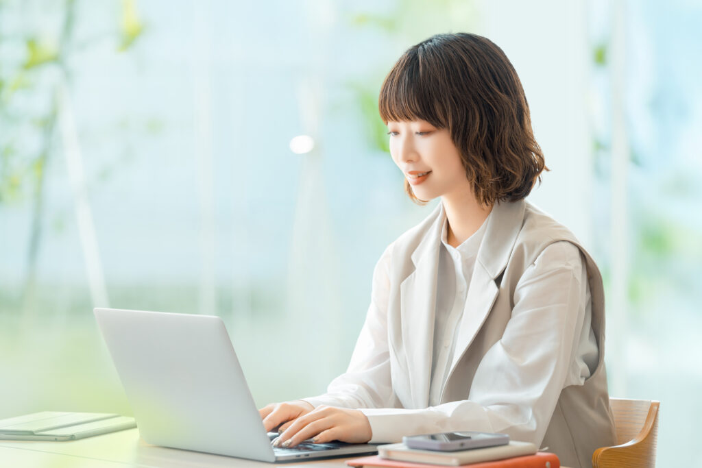 パソコンを使う女性