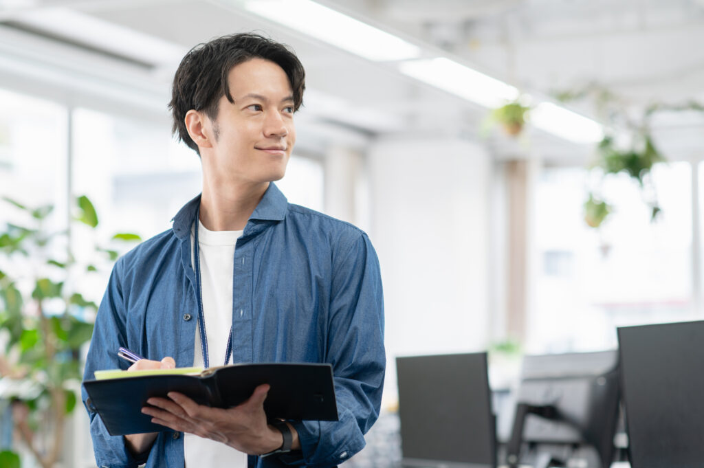 オフィスで仕事する若いビジネスマン