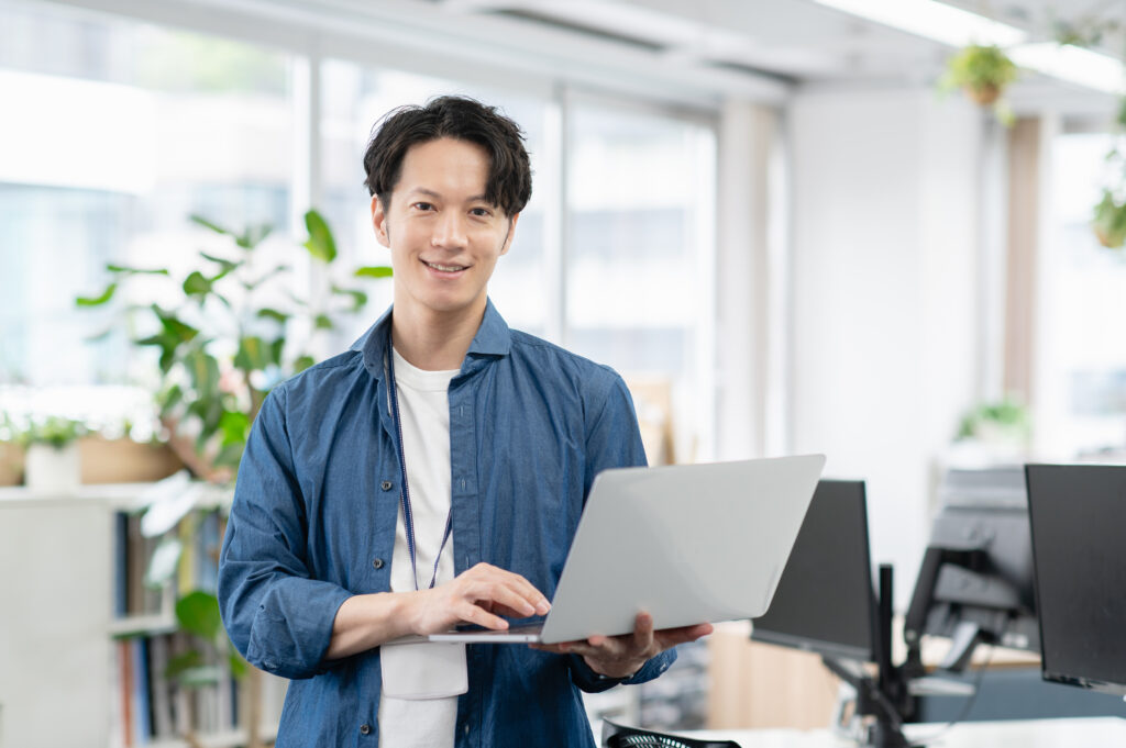 オフィスで仕事する若いビジネスマン