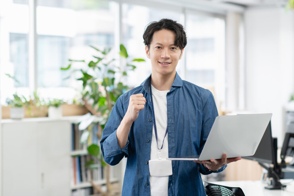 オフィスで仕事する若いビジネスマン