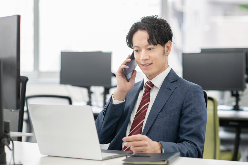 オフィスで仕事する若いビジネスマン